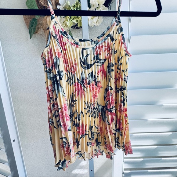 H & M. Pleated camisole. Size S - Picture 6 of 8